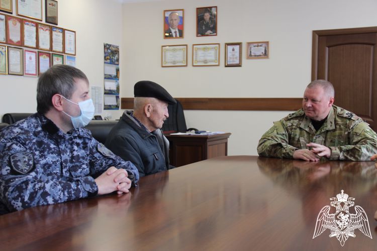 ЖИТЕЛЬ ВЛАДИКАВКАЗА ПОБЛАГОДАРИЛ ОФИЦЕРА РОСГВАРДИИ ЗА СПАСЕНИЕ ИЗ ГОРЯЩЕЙ КВАРТИРЫ