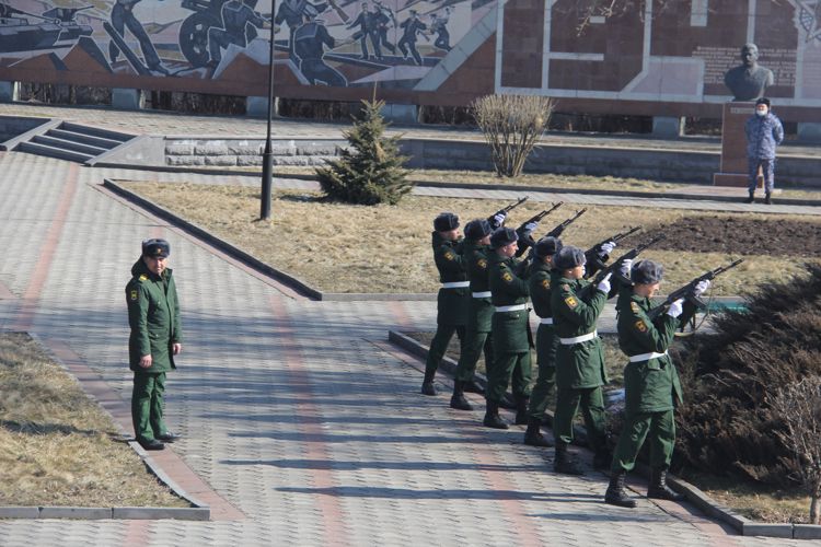 Во Владикавказе росгвардейцы почтили  память защитников Отечества