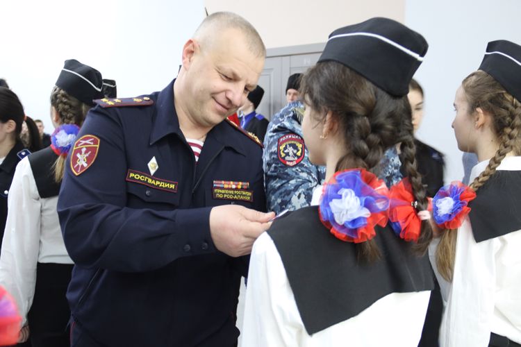 ОФИЦЕР РОСГВАРДИИ ПРИНЯЛ УЧАСТИЕ В ТОРЖЕСТВЕННОМ ПОСВЯЩЕНИИ ШКОЛЬНИКОВ В КАДЕТЫ