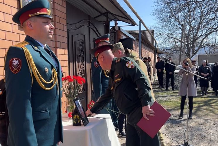 МЕМОРИАЛЬНАЯ ДОСКА ПАМЯТИ ПОГИБШЕГО ВОИНА ПРАВОПОРЯДКА УСТАНОВЛЕНА В СЕВЕРНОЙ ОСЕТИИ