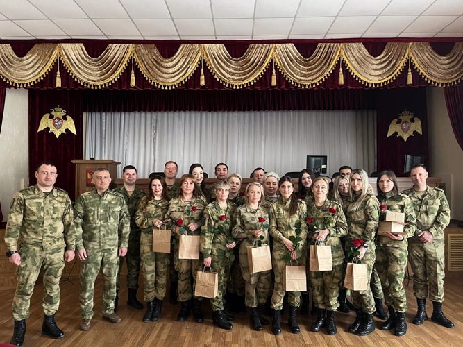 ВОЕННОСЛУЖАЩИЕ ВЛАДИКАВКАЗСКОГО СОЕДИНЕНИЯ РОСГВАРДИИ ПОЗДРАВИЛИ КОЛЛЕГ-ЖЕНЩИН С НАСТУПАЮЩИМ 8 МАРТА