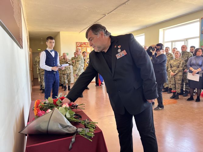ВО ВЛАДИКАВКАЗЕ ОТКРЫЛИ ПАМЯТНЫЙ СТЕНД ПОГИБШИМ РОСГВАРДЕЙЦАМ