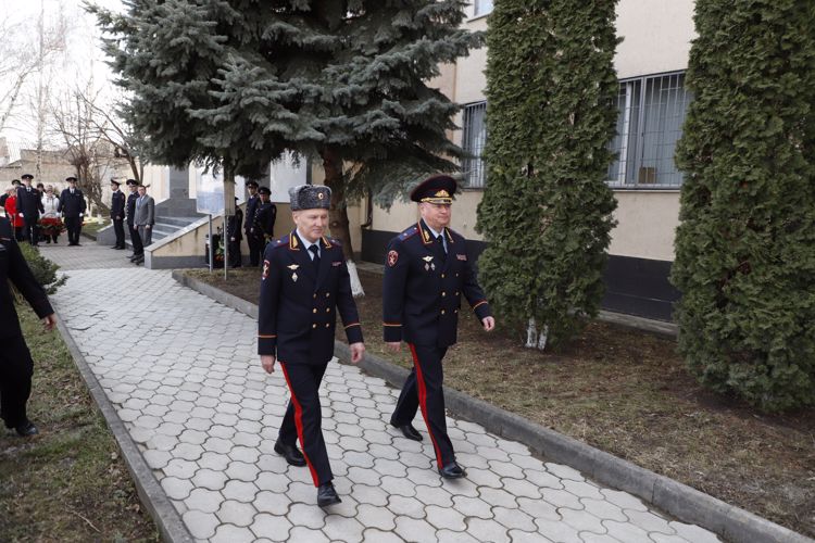 НАЧАЛЬНИК УПРАВЛЕНИЯ РОСГВАРДИИ ПО РЕСПУБЛИКЕ СЕВЕРНАЯ ОСЕТИЯ-АЛАНИЯ ПРИНЯЛ УЧАСТИЕ В ОТКРЫТИИ ПАМЯТНИКА ПОГИБШИМ ПРАВООХРАНИТЕЛЯМ В МИНЕРАЛЬНЫХ ВОДАХ