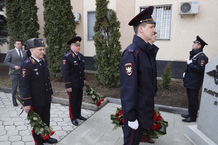 НАЧАЛЬНИК УПРАВЛЕНИЯ РОСГВАРДИИ ПО РЕСПУБЛИКЕ СЕВЕРНАЯ ОСЕТИЯ-АЛАНИЯ ПРИНЯЛ УЧАСТИЕ В ОТКРЫТИИ ПАМЯТНИКА ПОГИБШИМ ПРАВООХРАНИТЕЛЯМ В МИНЕРАЛЬНЫХ ВОДАХ