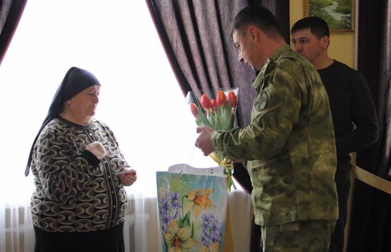 ВОЕННОСЛУЖАЩИЕ ВЛАДИКАВКАЗСКОГО СОЕДИНЕНИЯ РОСГВАРДИИ ПОЗДРАВИЛИ КОЛЛЕГ-ЖЕНЩИН С НАСТУПАЮЩИМ 8 МАРТА