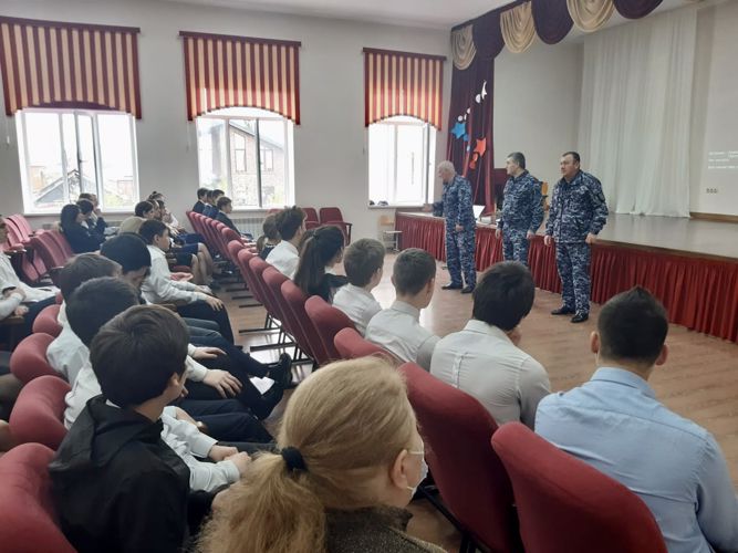 ВО ВЛАДИКАВКАЗЕ СОТРУДНИКИ ВНЕВЕДОМСТВЕННОЙ ОХРАНЫ РОСГВАРДИИ ПРОВЕЛИ УРОК МУЖЕСТВА ДЛЯ ШКОЛЬНИКОВ