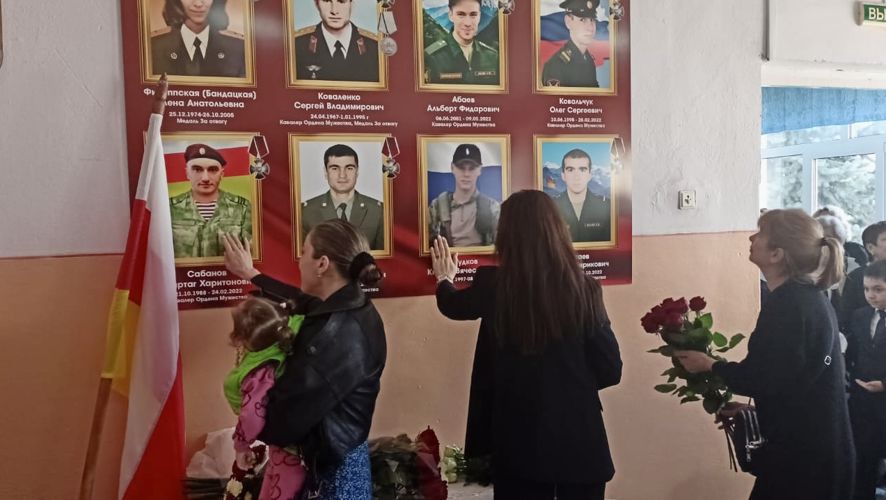 ПАМЯТНЫЙ СТЕНД ВОЕННОСЛУЖАЩИМ РОСГВАРДИИ ОТКРЫЛИ В СЕВЕРНОЙ ОСЕТИИ