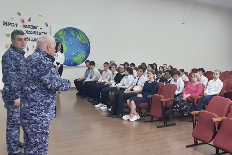 ВО ВЛАДИКАВКАЗЕ СОТРУДНИКИ ВНЕВЕДОМСТВЕННОЙ ОХРАНЫ РОСГВАРДИИ ПРОВЕЛИ УРОК МУЖЕСТВА ДЛЯ ШКОЛЬНИКОВ