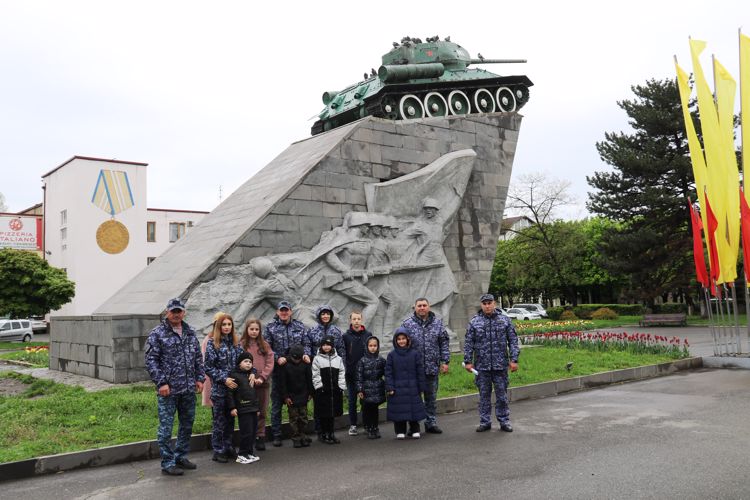 В СЕВЕРНОЙ ОСЕТИИ РОСГВАРДЕЙЦЫ ПРОВЕЛИ ДЛЯ ДЕТЕЙ ТУР ПО ИСТОРИЧЕСКИМ ПАМЯТНИКАМ РЕСПУБЛИКИ