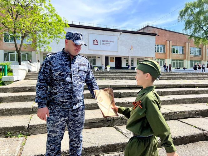 В Северной Осетии школьники передали письма росгвардейцам, проходящим службу вдали от дома