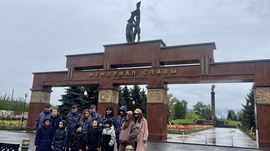 В СЕВЕРНОЙ ОСЕТИИ РОСГВАРДЕЙЦЫ ПРОВЕЛИ ДЛЯ ДЕТЕЙ ТУР ПО ИСТОРИЧЕСКИМ ПАМЯТНИКАМ РЕСПУБЛИКИ