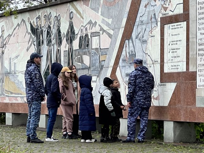 В СЕВЕРНОЙ ОСЕТИИ РОСГВАРДЕЙЦЫ ПРОВЕЛИ ДЛЯ ДЕТЕЙ ТУР ПО ИСТОРИЧЕСКИМ ПАМЯТНИКАМ РЕСПУБЛИКИ