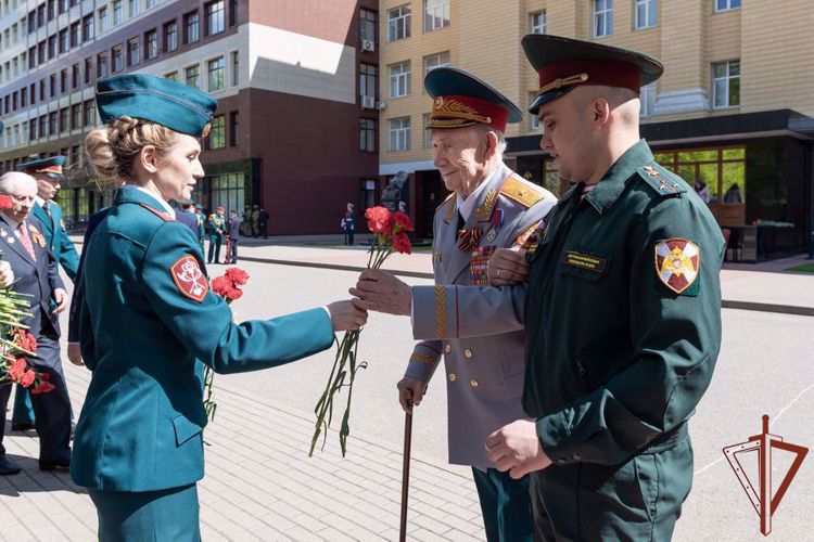 В ПРЕДДВЕРИИ ДНЯ ПОБЕДЫ ГЕНЕРАЛ АРМИИ ВИКТОР ЗОЛОТОВ ПОЗДРАВИЛ ВЕТЕРАНОВ ВЕЛИКОЙ ОТЕЧЕСТВЕННОЙ ВОЙНЫ (ВИДЕО))