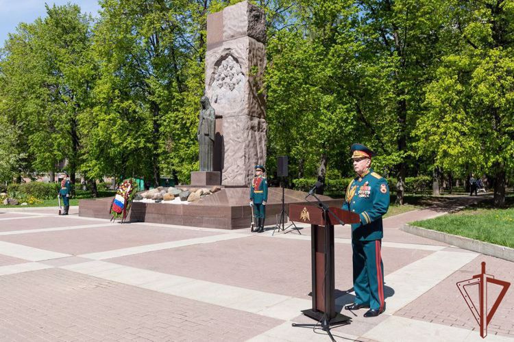 В ПРЕДДВЕРИИ ДНЯ ПОБЕДЫ ГЕНЕРАЛ АРМИИ ВИКТОР ЗОЛОТОВ ПОЗДРАВИЛ ВЕТЕРАНОВ ВЕЛИКОЙ ОТЕЧЕСТВЕННОЙ ВОЙНЫ (ВИДЕО))