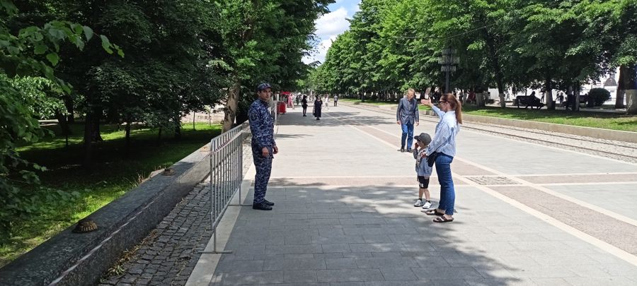 ВО ВЛАДИКАВКАЗЕ РОСГВАРДЕЙЦЫ ОБЕСПЕЧИЛИ ПРАВОПОРЯДОК В МЕЖДУНАРОДНЫЙ ДЕНЬ ЗАЩИТЫ ДЕТЕЙ