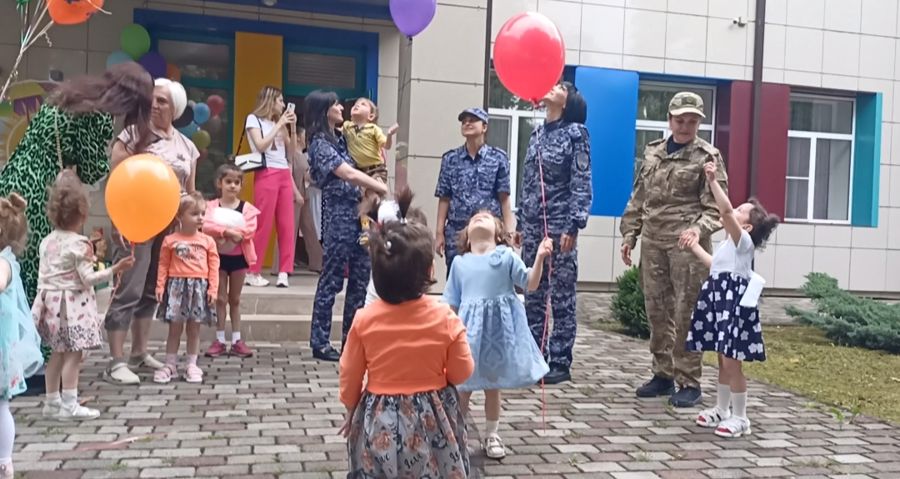 В СЕВЕРНОЙ ОСЕТИИ РОСГВАРДЕЙЦЫ  ПОЗДРАВИЛИ ВОСПИТАННИКОВ ДЕТСКОГО ДОМА С МЕЖДУНАРОДНЫМ ДНЕМ ЗАЩИТЫ ДЕТЕЙ