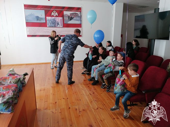 РОСГВАРДЕЙЦЫ ПОЗДРАВИЛИ ДЕТЕЙ СОСЛУЖИВЦЕВ  В СЕВЕРНОЙ ОСЕТИИ