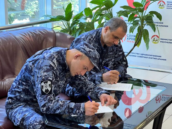РОСГВАРДЕЙЦЫ СДАЛИ КРОВЬ НА ЛЕЧЕНИЕ ЖИТЕЛЬНИЦЫ СЕВЕРНОЙ ОСЕТИИ