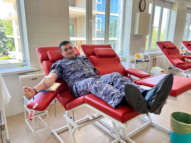 РОСГВАРДЕЙЦЫ СДАЛИ КРОВЬ НА ЛЕЧЕНИЕ ЖИТЕЛЬНИЦЫ СЕВЕРНОЙ ОСЕТИИ