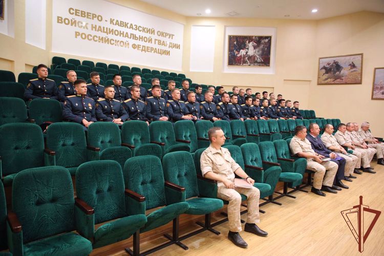 КОМАНДУЮЩИЙ ОКРУГОМ ВСТРЕТИЛСЯ С ОФИЦЕРАМИ-ВЫПУСКНИКАМИ, ПРИБЫВШИМИ ДЛЯ ПРОХОЖДЕНИЯ СЛУЖБЫ НА СЕВЕРНЫЙ КАВКАЗ