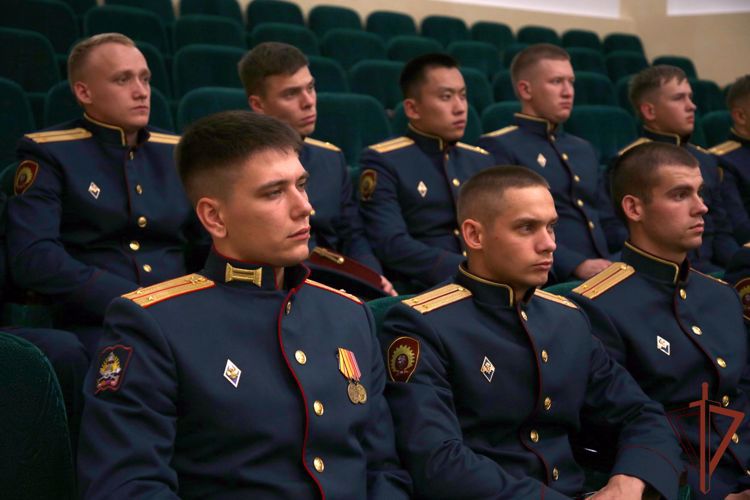 КОМАНДУЮЩИЙ ОКРУГОМ ВСТРЕТИЛСЯ С ОФИЦЕРАМИ-ВЫПУСКНИКАМИ, ПРИБЫВШИМИ ДЛЯ ПРОХОЖДЕНИЯ СЛУЖБЫ НА СЕВЕРНЫЙ КАВКАЗ