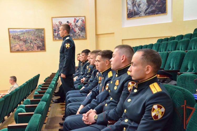 КОМАНДУЮЩИЙ ОКРУГОМ ВСТРЕТИЛСЯ С ОФИЦЕРАМИ-ВЫПУСКНИКАМИ, ПРИБЫВШИМИ ДЛЯ ПРОХОЖДЕНИЯ СЛУЖБЫ НА СЕВЕРНЫЙ КАВКАЗ