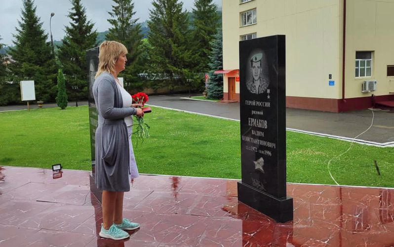 В СЕВЕРНОЙ ОСЕТИИ ПОЧТИЛИ ПАМЯТЬ ПОГИБШЕГО ВОИНА ПРАВОПОРЯДКА