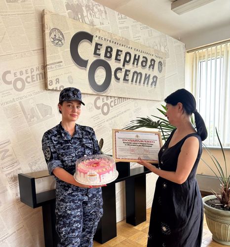 В СЕВЕРНОЙ ОСЕТИИ РОСГВАРДЕЙЦЫ ПОЗДРАВИЛИ КОЛЛЕКТИВ ГАЗЕТЫ «СЕВЕРНАЯ ОСЕТИЯ» С ДНЕМ ОБРАЗОВАНИЯ