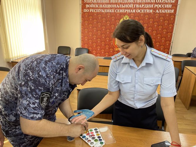 ФЛЭШМОБ «ЦВЕТА РОССИЙСКОГО ФЛАГА» ПОДДЕРЖАЛИ В СЕВЕРНОЙ ОСЕТИИ