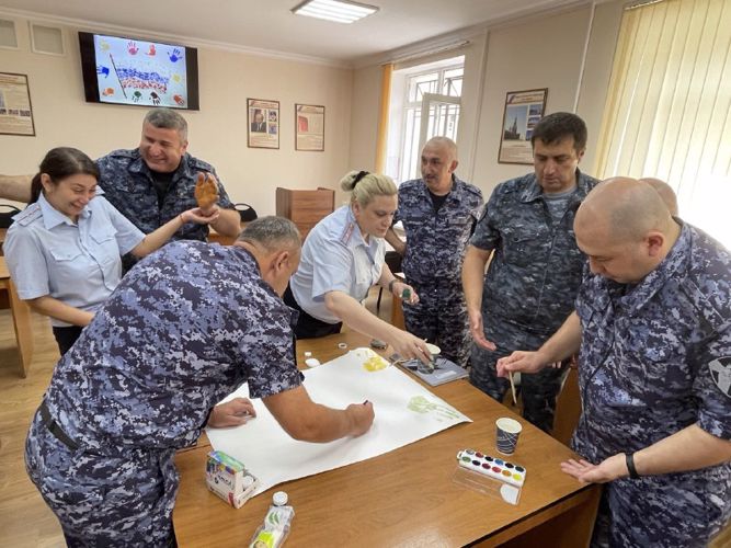 ФЛЭШМОБ «ЦВЕТА РОССИЙСКОГО ФЛАГА» ПОДДЕРЖАЛИ В СЕВЕРНОЙ ОСЕТИИ