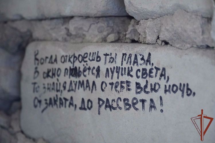 К 80-ЛЕТИЮ ПОБЕДЫ В КУРСКОЙ БИТВЕ РОСГВАРДЕЙЦЫ НАПИСАЛИ СТИХИ О ВОВ НА БЛОКПОСТУ В ДНР
