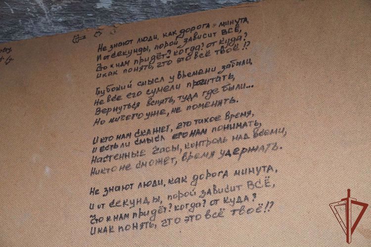 К 80-ЛЕТИЮ ПОБЕДЫ В КУРСКОЙ БИТВЕ РОСГВАРДЕЙЦЫ НАПИСАЛИ СТИХИ О ВОВ НА БЛОКПОСТУ В ДНР