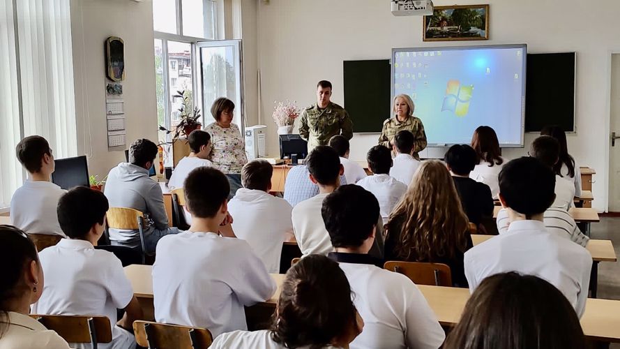 РОСГВАРДЕЙЦЫ ПРОВЕЛИ ТЕМАТИЧЕСКИЕ ЗАНЯТИЯ СО СТУДЕНТАМИ И ШКОЛЬНИКАМИ ВЛАДИКАВКАЗ