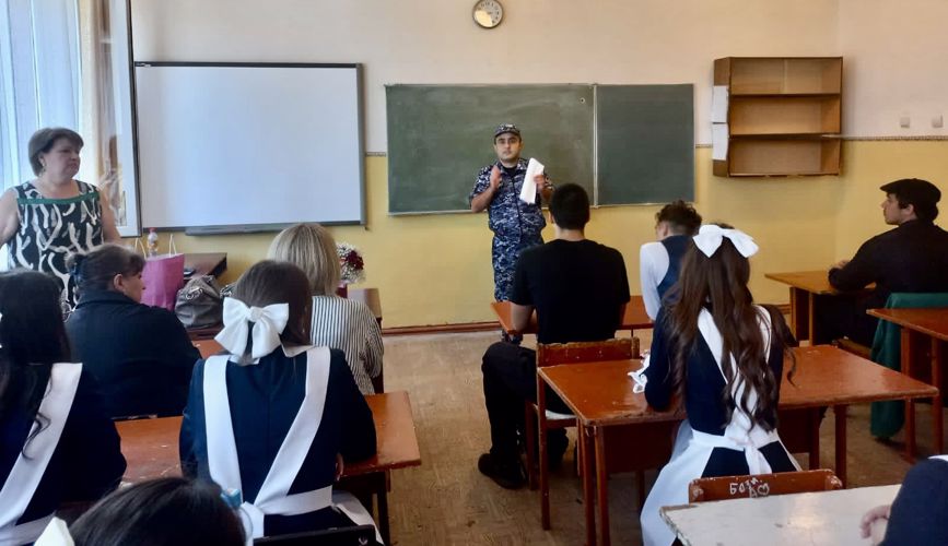 В СЕВЕРНОЙ ОСЕТИИ РОСГВАРДЕЙЦЫ ПРОВЕЛИ ДЛЯ ШКОЛЬНИКОВ УРОКИ МУЖЕСТВА, ПОСВЯЩЕННЫЕ ДНЮ СОЛИДАРНОСТИ В БОРЬБЕ С ТЕРРОРИЗМОМ