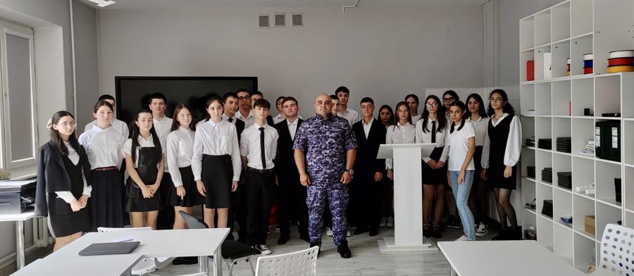 В СЕВЕРНОЙ ОСЕТИИ РОСГВАРДЕЙЦЫ ПРОВЕЛИ ДЛЯ ШКОЛЬНИКОВ УРОКИ МУЖЕСТВА, ПОСВЯЩЕННЫЕ ДНЮ СОЛИДАРНОСТИ В БОРЬБЕ С ТЕРРОРИЗМОМ