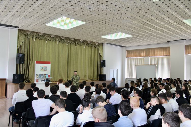 ВО ВЛАДИКАВКАЗЕ РОСГВАРДЕЙЦЫ ПРОВЕЛИ УРОК МУЖЕСТВА ДЛЯ СТУДЕНТОВ