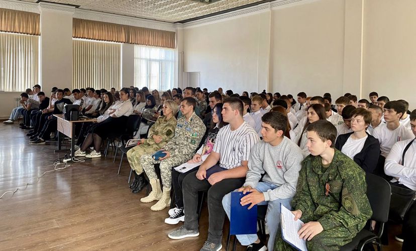 РОСГВАРДЕЙЦЫ СТАЛИ УЧАСТНИКАМИ ПАТРИОТИЧЕСКОГО МЕРОПРИЯТИЯ ВО ВЛАДИКАВКАЗСКОМ МНОГОПРОФИЛЬНОМ ТЕХНИКУМЕ