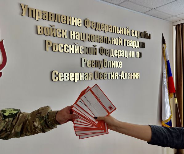 ШКОЛЬНИКИ ВЛАДИКАВКАЗА ПЕРЕДАЛИ ПИСЬМА РОСГВАРДЕЙЦАМ