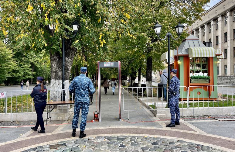 РОСГВАРДЕЙЦЫ ОБЕСПЕЧИЛИ ПРАВОПОРЯДОК НА МЕРОПРИЯТИИ, ПРИУРОЧЕННОМ К ПРАЗДНОВАНИЮ 240-ЛЕТИЯ МАРИИНСКОГО ТЕАТРА