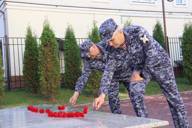 ВО ВЛАДИКАВКАЗЕ РОСГВАРДЕЙЦЫ ПОЧТИЛИ ПАМЯТЬ КОЛЛЕГ, ПОГИБШИХ ПРИ ВЫПОЛНЕНИИ СЛУЖЕБНОГО ДОЛГА