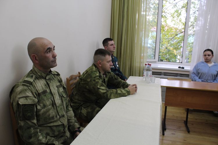 В СЕВЕРНОЙ ОСЕТИИ РОСГВАРДЕЙЦЫ ПРОВЕЛИ КРУГЛЫЙ СТОЛ КО ДНЮ НАРОДНОГО ЕДИНСТВА