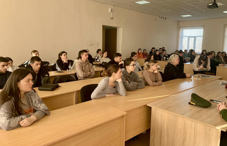 РОСГВАРДЕЕЦ ПРИНЯЛ УЧАСТИЕ В КРУГЛОМ СТОЛЕ ДЛЯ СТУДЕНТОВ ВЛАДИКАВКАЗА