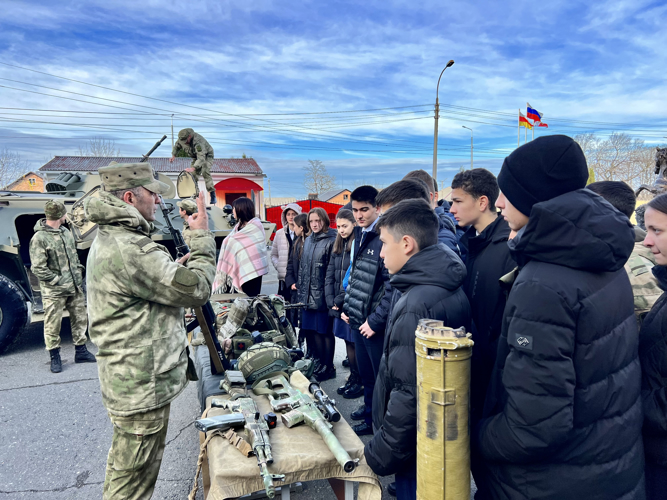 РОСГВАРДЕЙЦЫ УЧАСТВУЮТ В МЕРОПРИЯТИЯХ КО ДНЮ ГЕРОЕВ ОТЕЧЕСТВА ВО ВЛАДИКАВКАЗЕ