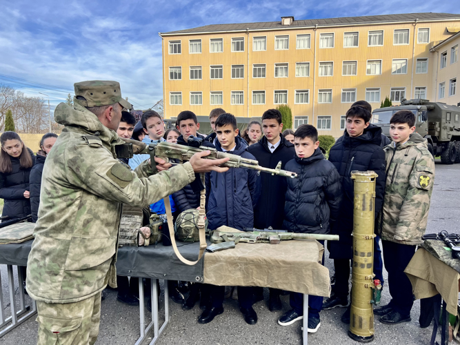 РОСГВАРДЕЙЦЫ УЧАСТВУЮТ В МЕРОПРИЯТИЯХ КО ДНЮ ГЕРОЕВ ОТЕЧЕСТВА ВО ВЛАДИКАВКАЗЕ