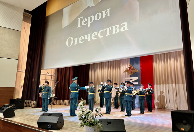 РОСГВАРДЕЙЦЫ УЧАСТВУЮТ В МЕРОПРИЯТИЯХ КО ДНЮ ГЕРОЕВ ОТЕЧЕСТВА ВО ВЛАДИКАВКАЗЕ