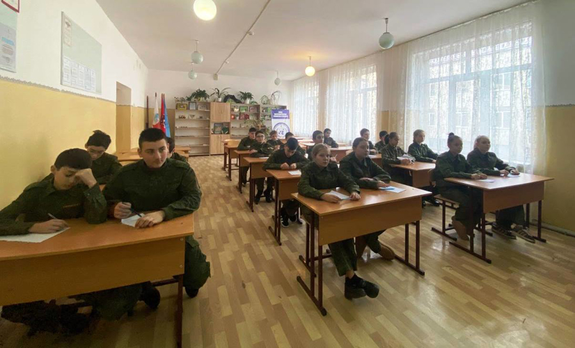 ШКОЛЬНИКИ ВЛАДИКАВКАЗА ПОЗДРАВИЛИ БОЙЦОВ РОСГВАРДИИ С НАСТУПАЮЩИМ НОВЫМ ГОДОМ