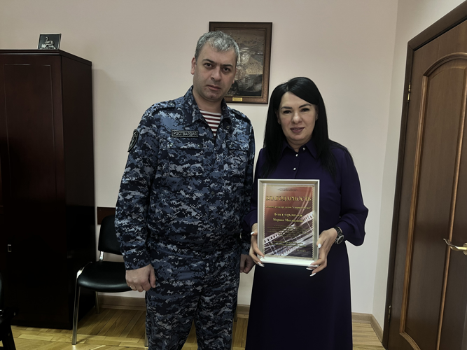 В СЕВЕРНОЙ ОСЕТИИ РОСГВАРДЕЙЦЫ ПОЗДРАВИЛИ С ДНЕМ РОССИЙСКОЙ ПЕЧАТИ  ПРЕДСТАВИТЕЛЕЙ РЕГИОНАЛЬНЫХ СМИ
