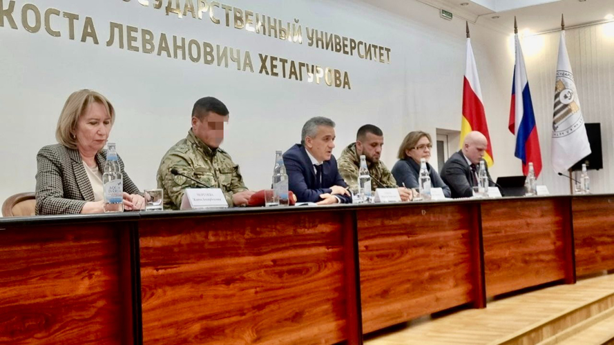 РОСГВАРДЕЕЦ ПРИНЯЛ УЧАСТИЕ В ПАТРИОТИЧЕСКОМ КРУГЛОМ СТОЛЕ