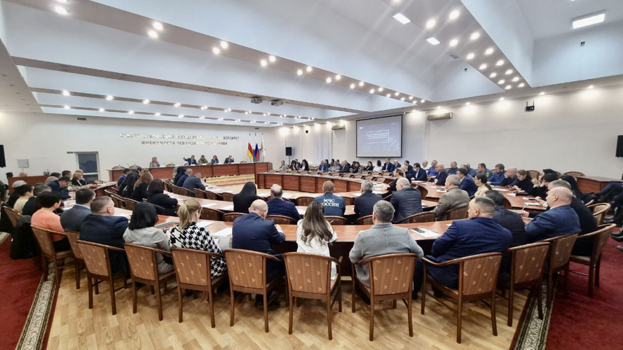 РОСГВАРДЕЕЦ ПРИНЯЛ УЧАСТИЕ В ПАТРИОТИЧЕСКОМ КРУГЛОМ СТОЛЕ