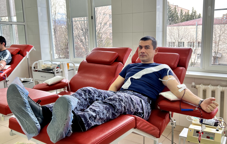 РОСГВАРДЕЙЦЫ ПРОДОЛЖАЮТ УЧАСТВОВАТЬ В ВЕДОМСТВЕННОЙ ДОНОРСКОЙ АКЦИИ В СЕВЕРНОЙ ОСЕТИИ